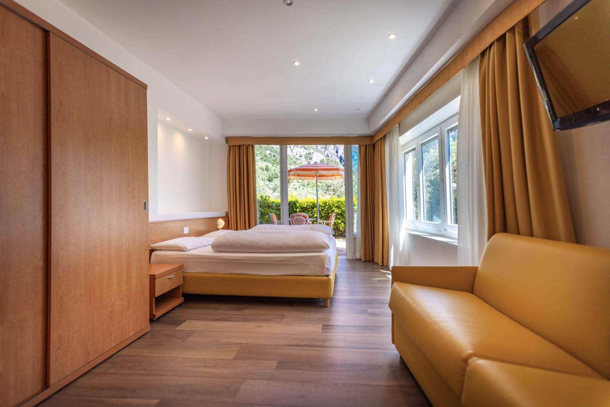 Hotel Villa Margherita Лимоне сул Гарда Екстериор снимка