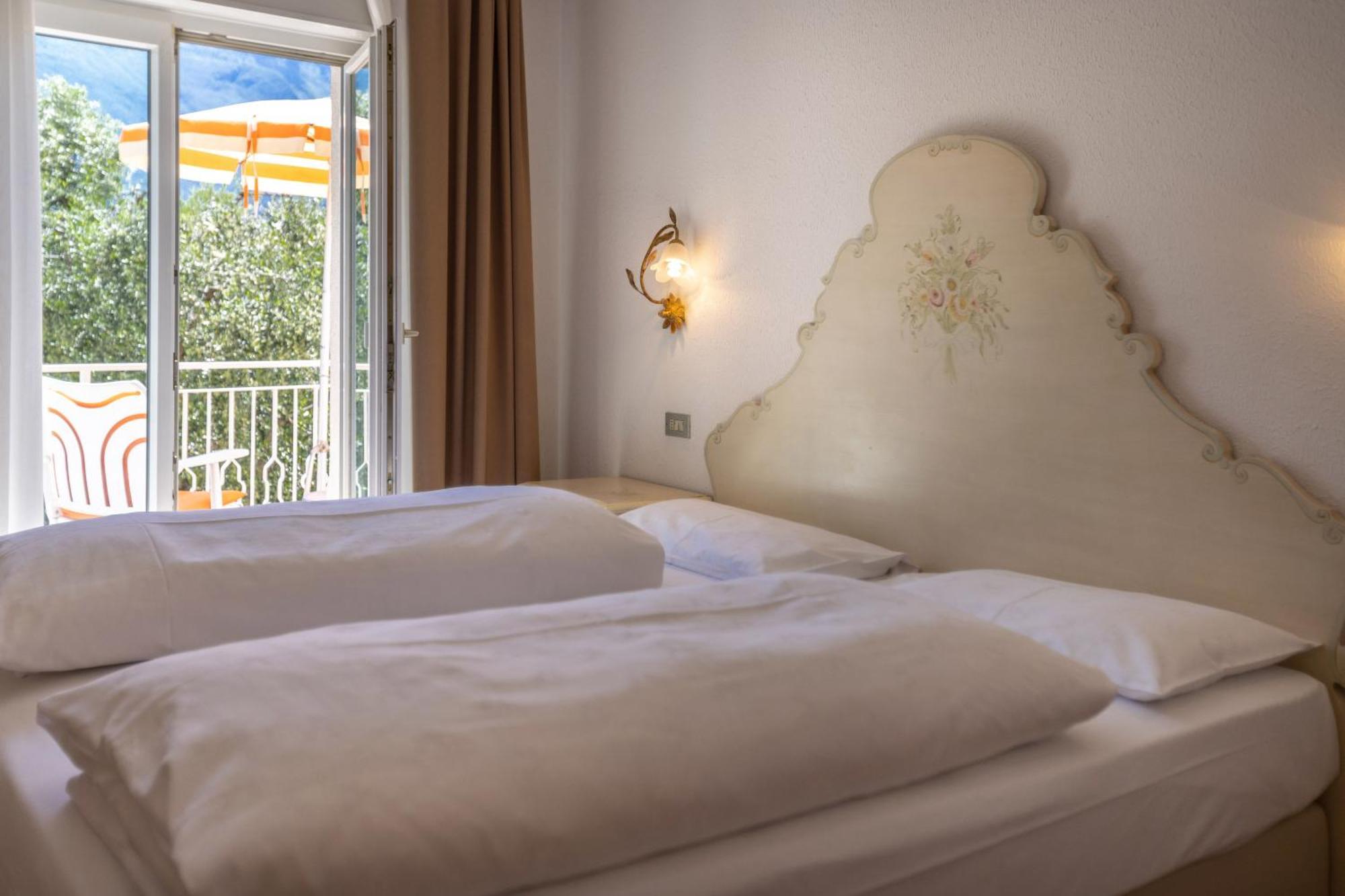 Hotel Villa Margherita Лимоне сул Гарда Екстериор снимка